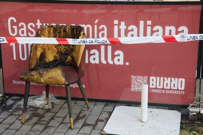 Imagen de una silla quemada en el incendio del restaurante italiano Burro Canaglia.