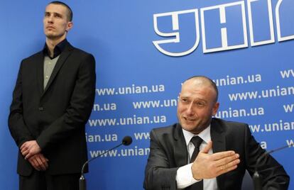 Dimitro Yarosh (sentado), candidato nacionalista a la presidencia de Ucrania, el pasado abril.