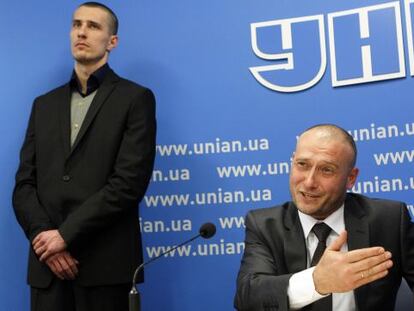 Dimitro Yarosh (sentado), candidato nacionalista a la presidencia de Ucrania, el pasado abril. 