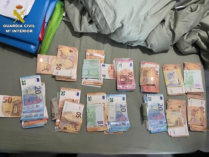 Dinero decomisado por la Guardia Civil.