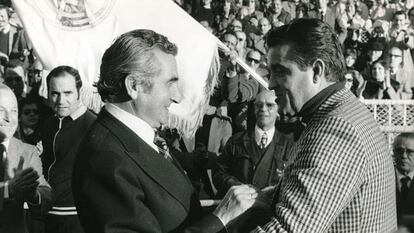 Muñoz y Miljanic se saludan en el Santiago Bernabéu.