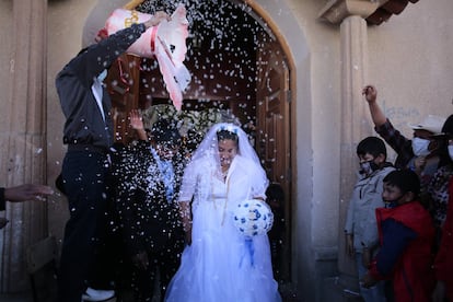 Paola y Samuel salen de la iglesia como recién casados y los invitados les tiran confeti y les felicitan. Es una boda largamente deseada por la adolescente, ahora mayor de edad, y que por fin ha podido realizar.