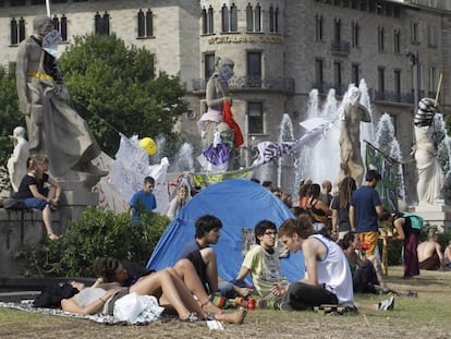 Jóvenes indignados acampados de nuevo en la plaza de Catalunya tras la intervención policial.