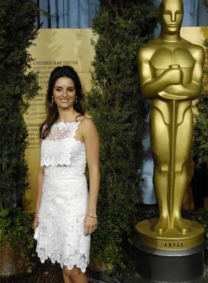 Ganará o no ganará el Oscar, pero Penélope Cruz ya ha hecho historia al ser la primera española nominada a mejor actriz. La intérprete, natural de la localidad madrileña de Alcobendas, posó así de radiante ante la dorada estatuilla a su llegada a la recepción que la organización ofrece a todos los nominados unos días antes de la ceremonia.