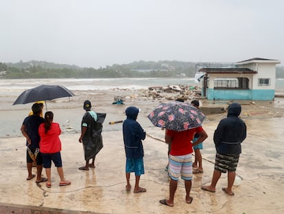 Personas observan los daños causados por el paso del huracán Erick, cerca de Puerto Escondido, Oaxaca, este jueves.