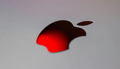 Logo de Apple de color rojo con fondo gris