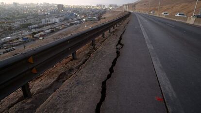 Carretera dañada en el Alto Hospicio después del terremoto que golpeó el puerto norteño de Iquique, 2 de abril de 2014.