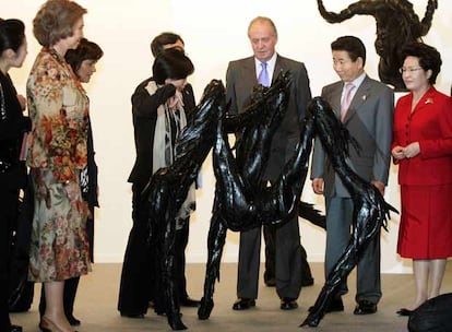 Los Reyes, con el presidente de Corea del Sur, Roh Moo-hyun, y su esposa, ayer en Arco.