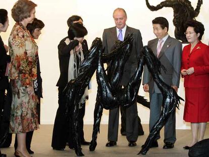 Los Reyes, con el presidente de Corea del Sur, Roh Moo-hyun, y su esposa, ayer en Arco.