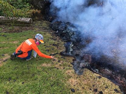 Un geólogo del HVO recoge muestras de lava de una fisura del volcán Kilauea en Leilani Estates en Hawái, el 6 de mayo de 2018.