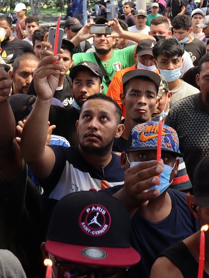 Migrantes rezan con velas durante una vigilia este martes, en Tapachula, Chiapas (México), en memoria de los 52 migrantes que murieron el lunes.