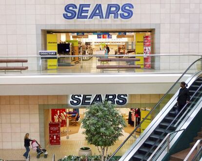 Fachada de una tienda por departamento de Sears en el centro comercial Fair Oaks en Virginia (EE UU), el 7 de enero de 2010. 