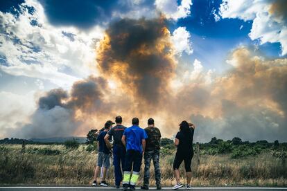 Agentes forestales y bomberos luchan contra el fuego que calcina la sierra y que se acerca a zonas habitadas como Junquera de Tera (Zamora).