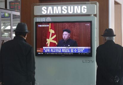Un par de surcoreanos escuchan atentamente la retransmisión del mensaje de Año Nuevo del líder norcoreano, Kim Jong-un, en Seúl.