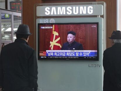 Un par de surcoreanos escuchan atentamente la retransmisi&oacute;n del mensaje de A&ntilde;o Nuevo del l&iacute;der norcoreano, Kim Jong-un, en Se&uacute;l.