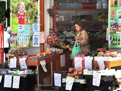 Una clienta compraba en una tienda de frutas y verduras en el madrileño barrio de Retiro.
