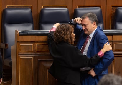 La vicepresidenta segunda y ministra de Hacienda, María Jesús Montero, y el portavoz del PNV en el Congreso, Aitor Esteban.