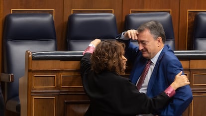 La vicepresidenta segunda y ministra de Hacienda, María Jesús Montero, y el portavoz del PNV en el Congreso, Aitor Esteban.