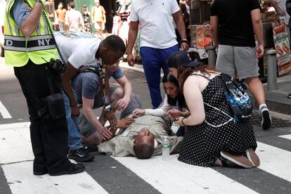 Un hombre herido es asistido, en una acera en Times Square.