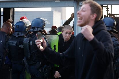 Control de seguridad a las puertas del Stade de France para evitar que aficionados del Liverpool se cuelen sin entrada.