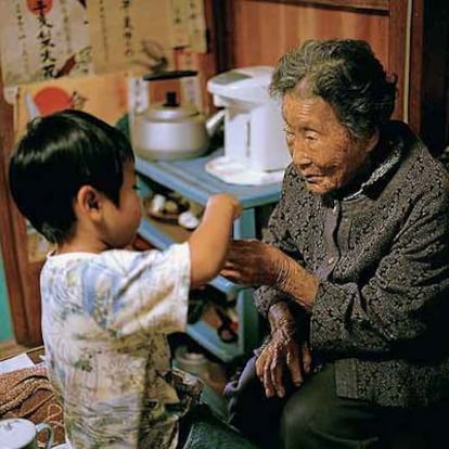 Matsu Taira con uno de sus bisnietos.