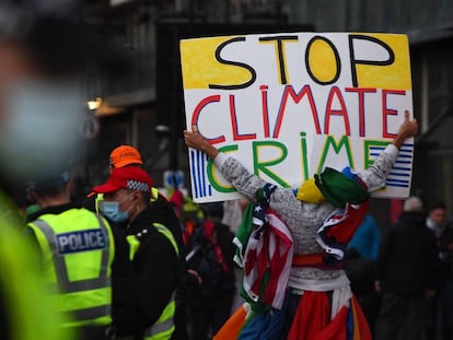 Manifestante frente a la COP26 en Glasgow