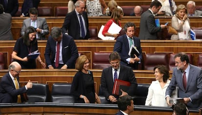 Miembros del Gobierno y diputados tras la aprobación del techo de gasto en el Congreso.