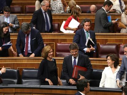 Miembros del Gobierno y diputados tras la aprobaci&oacute;n del techo de gasto en el Congreso.