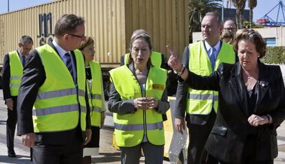 La ministra Ana Pastor, el presidente Alberto Fabra y la alcaldesa Rita Barber&aacute;, ayer en el puerto de Valencia. 