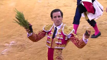 Juan Ortega pasea las dos orejas del sexto toro de la tarde.