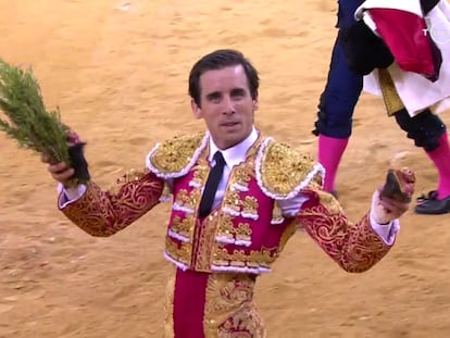 Juan Ortega pasea las dos orejas del sexto toro de la tarde.