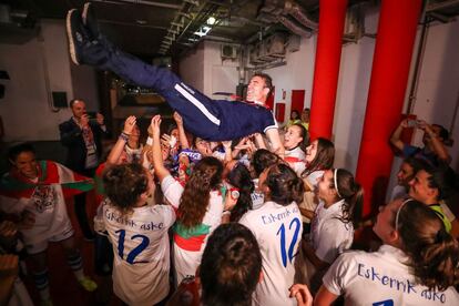 Las jugadoras de la Real Sociedad celebran la victoria manteando a su entrenador, Gonzalo Arconada.