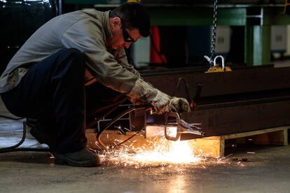 Queda da produção industrial faz arrecadação federal diminuir.