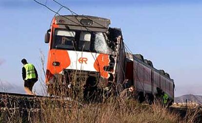 Un técnico de Renfe observaba ayer los daños en el tren que descarriló tras el accidente.