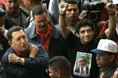 Chavez (con los brazos cruzados) y Maradona (puños en alto), durante la protesta de hoy.