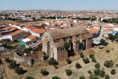 Vista del conjunto del convento de los Cinco Mártires de Marruecos, en la localidad cordobesa de Belalcázar.