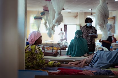 Pacientes siendo atendidos en un hospital gestionado por Médicos sin Fronteras (MSF) en Nigeria.