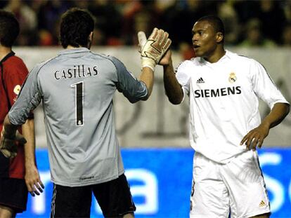 Casillas y Baptista, los dos jugadores del Real Madrid más destacados ayer, se saludan