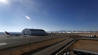 El estacionamiento de los aviones está gestionado por Tarmac Aragón. Tarmac es una de las siete empresas que operan en las instalaciones y supone la mayor fuente de ingresos para el consorcio público que las gestiona. En la foto: el hangar de Tarmac.