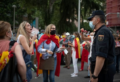 Una manifestante en la protesta contra el Gobierno de España en el Paseo de la Castellana este viernes