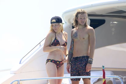 La cantante británica Ellie Goulding disfruta con su novio Dougie Poynter navegando en yate entre Ibiza y Formentera.