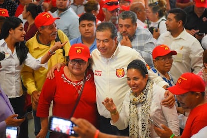 Elecciones en Coahuila 2023: Ricardo Mejía posa para una foto con partidarios del PT, durante un acto de campaña