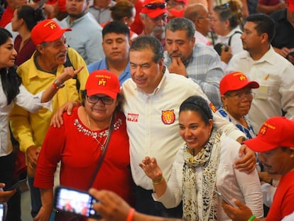 Ricardo Mejía posa para una foto con partidarios del PT, durante un acto de campaña.