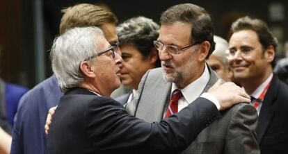 Mariano Rajoy saluda el president de la Comissió Europea, Jean-Claude Juncker, dijous a la cimera de Brussel·les.