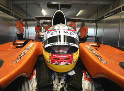 Roldán Rodríguez, en el circuito de Silverstone rodando por primera vez con el Spyker el pasado miércoles
