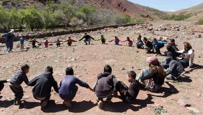 Los miembros de la ONG juegan con los niños del valle del Tessaout.