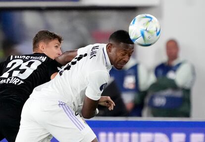 David Alaba (en primer término) del Real Madrid pelea por la pelota con Jesper Lindstrom del Eintracht.