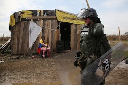 Una policía antidisturbios durante un desalojo de ocupas en Navarro, cerca de Cali, en octubre del año pasado.