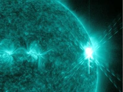 Imagen del estallido de clase X registrado en el Sol el pasado 9 de agosto, captada por el <i>Solar Dynamics Observatory</i>, de la NASA, en ultravioleta.