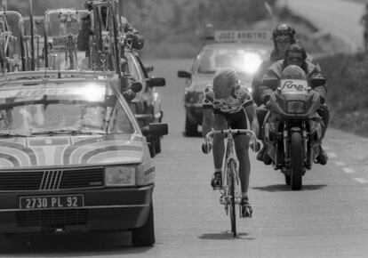 Laurent Fignon recibe instrucciones durante la Vuelta ciclista a España 1987.
